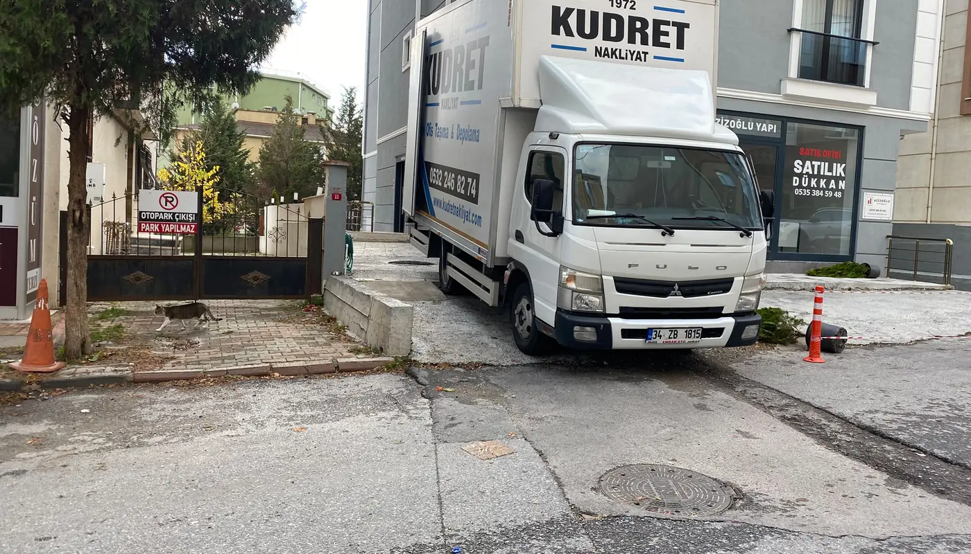 Kudret Nakliyat kamyonu bir apartmanın önünde yükleme için bekliyor