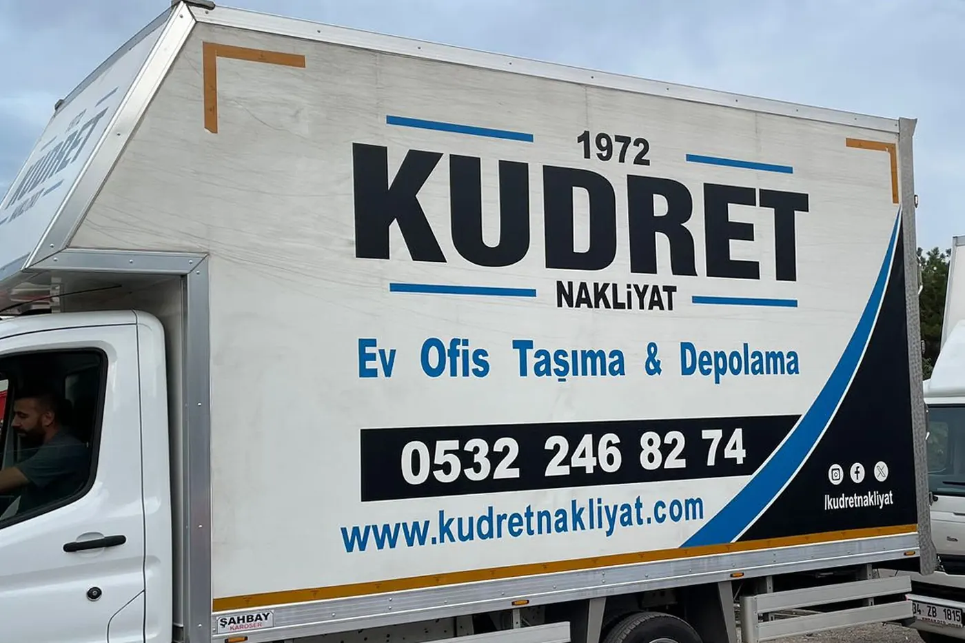 Kudret Nakliyat kamyonunun kapısındaki 1972 yazısı ve firma logosu